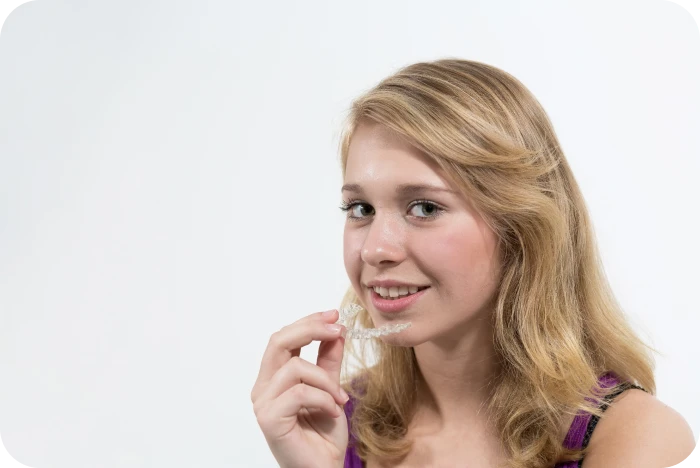 Adolescente présentant un aligneur orthodontique transparent