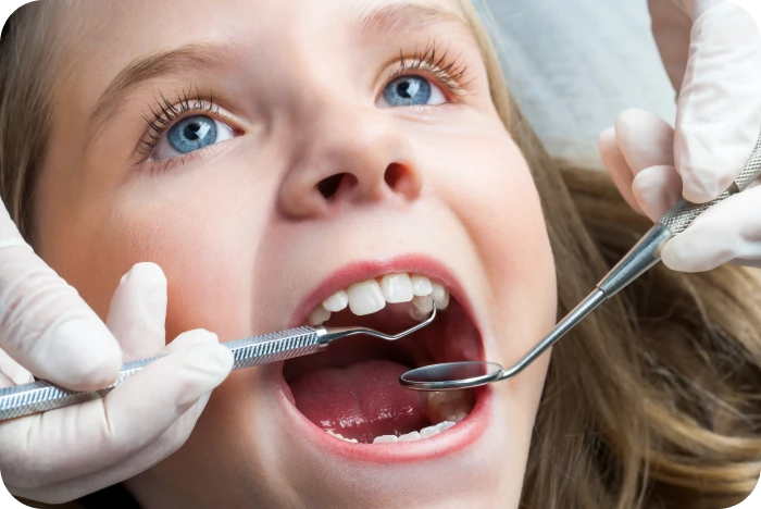 Examen de la dentition d’une enfant lors d’une consultation en orthodontie