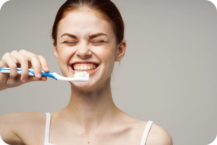 Jeune fille se brossant les dents