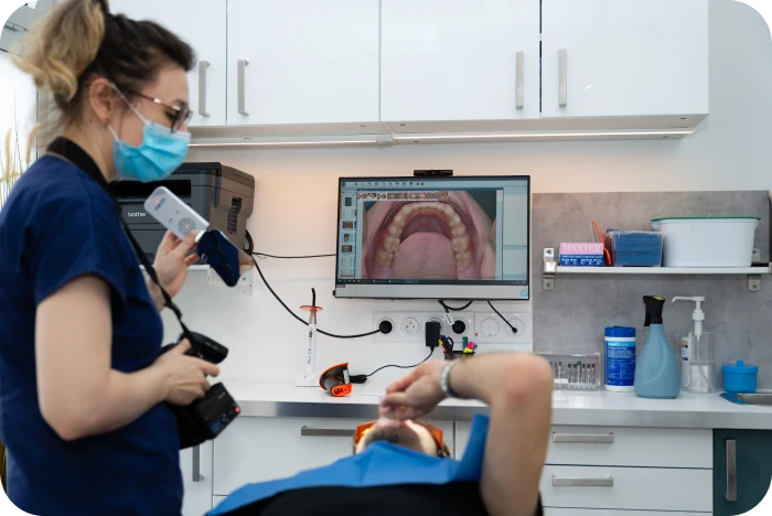 Réalisation d’une photographie intra-orale lors d’un bilan orthodontique