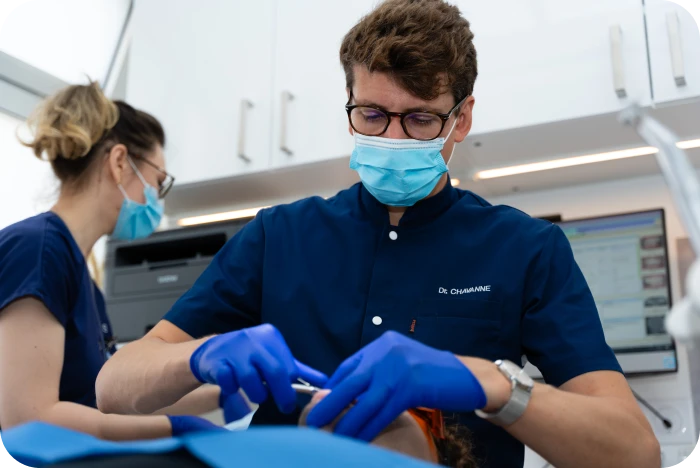 Praticien vérifiant l’appareil et les déplacements dentaires lors d’un suivi orthodontique