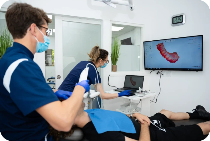 Praticien réalisant un scan intra-oral pendant une consultation orthodontique